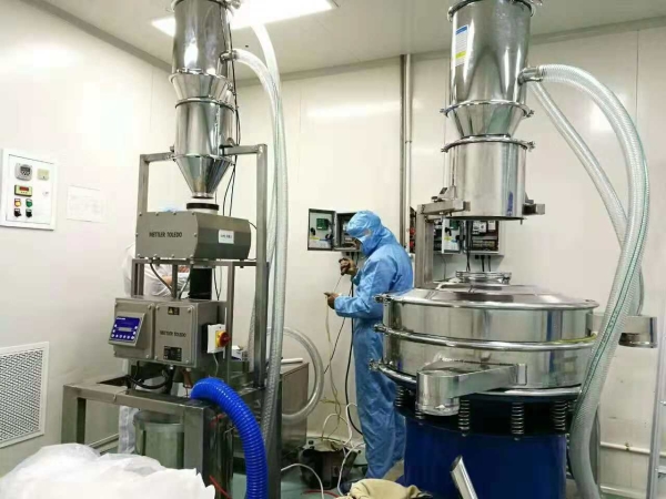 真空干粉吸料機(jī)與振動篩客戶現(xiàn)場